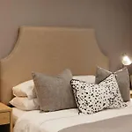 Elegant Apartment With Parking