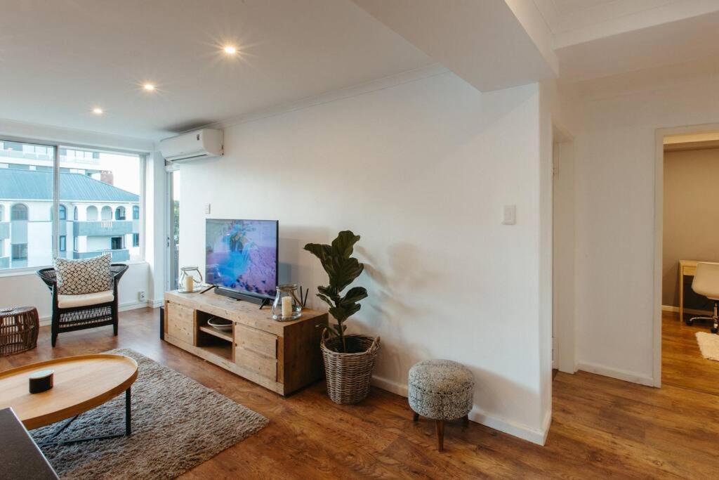 Elegant With Parking Apartment *